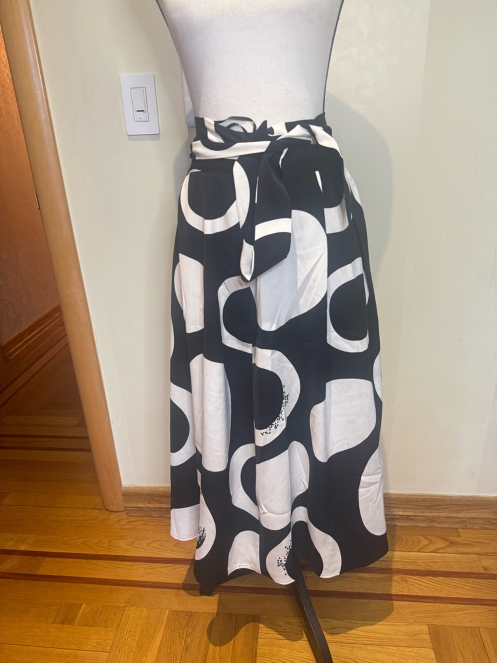 Garcia Monochrome Abstract Wrap Skirt with Tie Waist Sz L - Picture 6 of 13